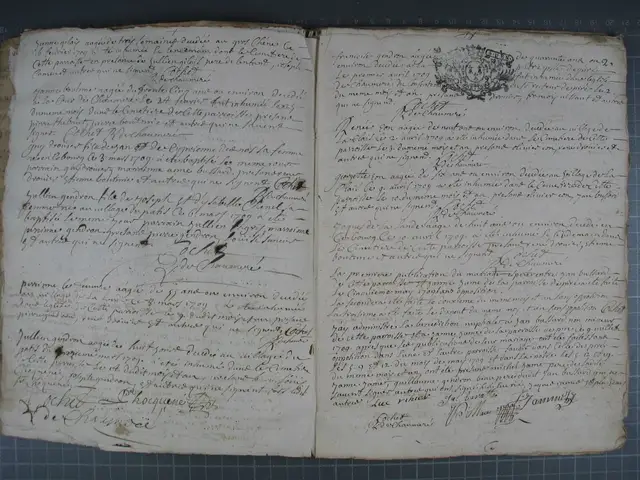 Double page du registre paroissial de Chaumeré pour 1709, de février à juillet : actes d'enterrements et de baptêmes à la plume, et en bas à droite l'annonce d'un mariage, avec le timbre de Bretagne en haut