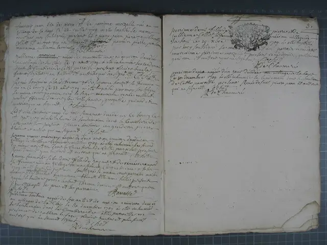 Double page du registre paroissial de Chaumeré pour 1709, de juillet à décembre : baptêmes et enterrements, le timbre de Bretagne en haut à droite, et la moitié droite de la page presque vide