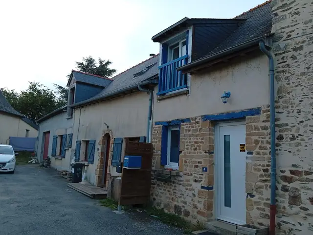 L'allée de l'École à Chaumeré : des maisons en pierre et enduit crème aux volets bleus, dont celle du numéro 4, ancienne mairie