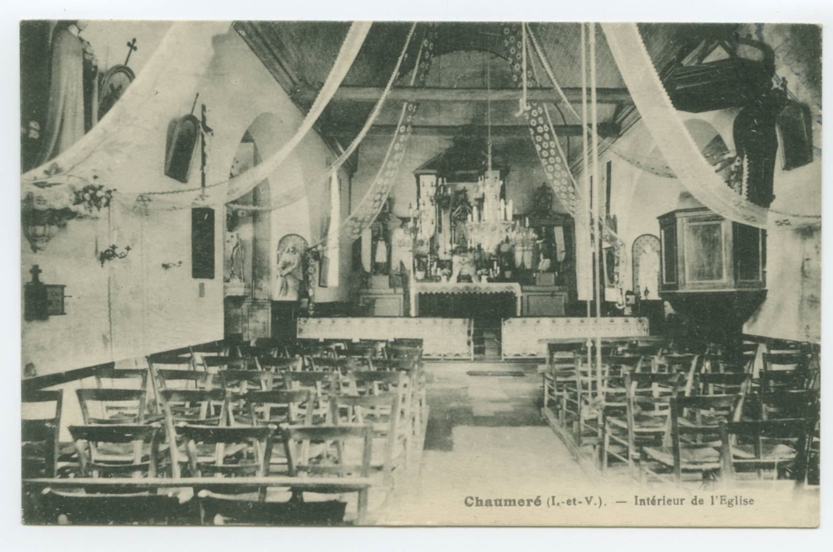 Carte postale ancienne montrant l'intérieur de l'église de Chaumeré : la nef, les chaises, le maître-autel et la chaire, décorés de voiles et de dentelles