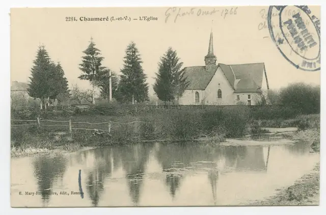 Carte postale ancienne de l'église de Chaumeré, entourée d'arbres au bord d'une mare, avec son clocher en flèche