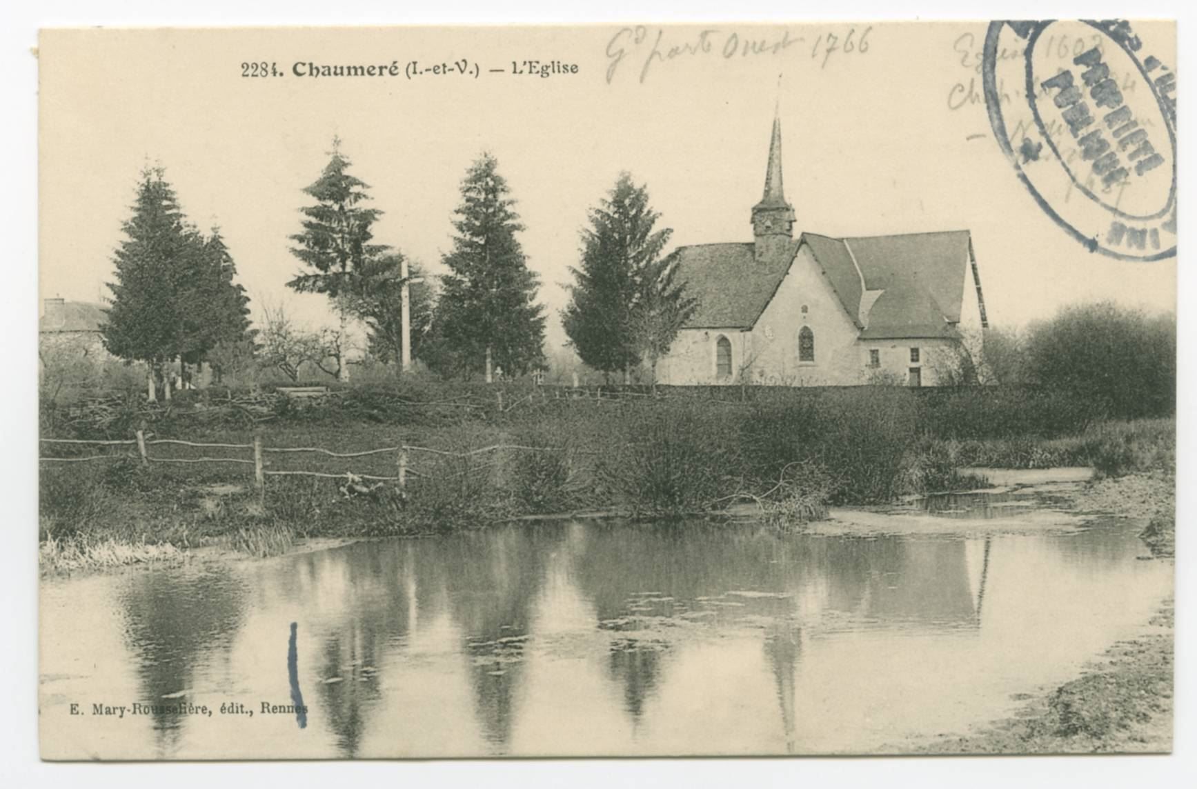 Carte postale ancienne de l'église de Chaumeré, entourée d'arbres au bord d'une mare, avec son clocher en flèche