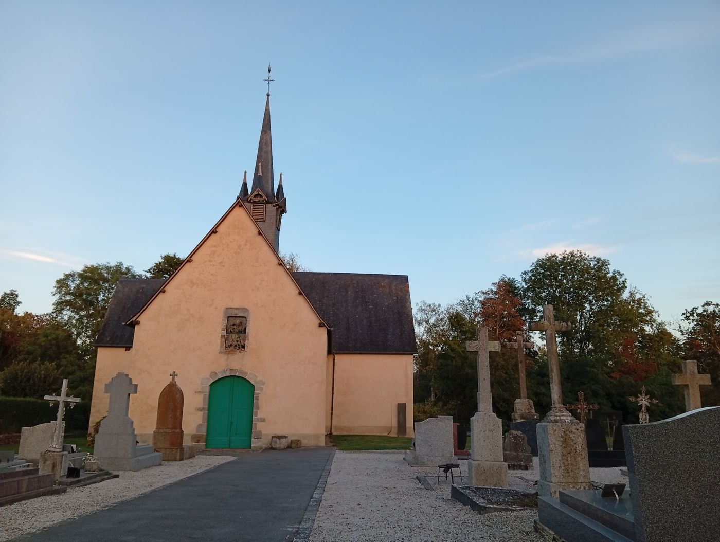 L'église Saint-Médard de Chaumeré aujourd'hui, avec son clocher en flèche et sa porte verte, au bout de l'allée du cimetière
