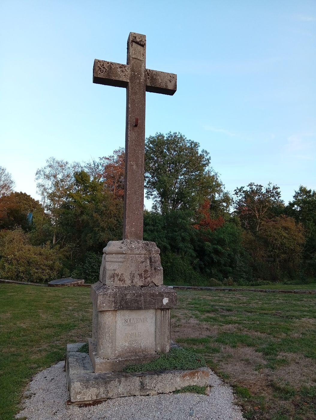 Grande croix de pierre dont le socle porte l'inscription « Souvenir du Jubilé »