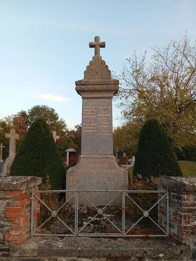 Monument aux morts de Chaumeré, une stèle de granite surmontée d'une croix, portant les noms des soldats par année de 1914 à 1919
