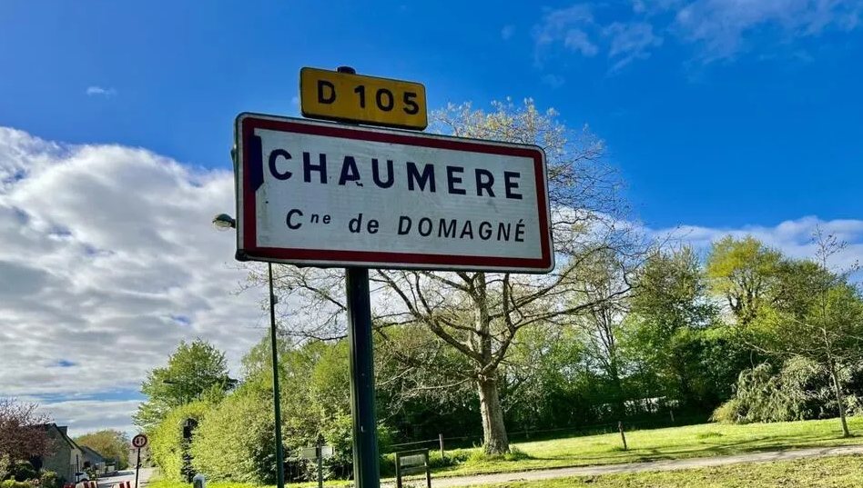 Panneau d'entrée de Chaumeré, sur lequel est écrit « Cne de Domagné », au bord de la route D 105