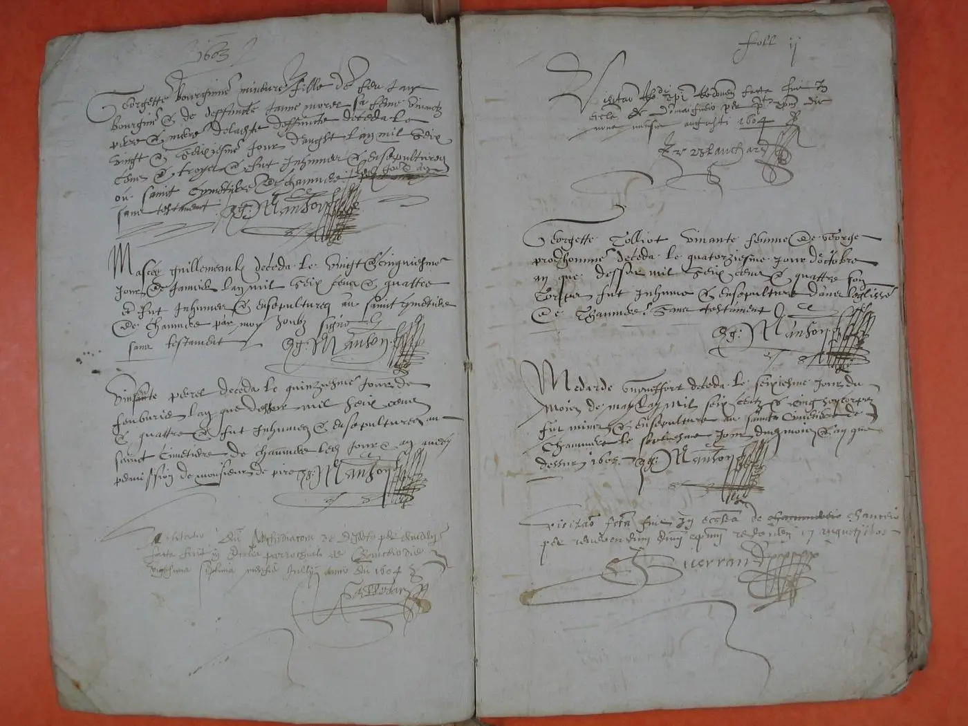 Double page du registre des sépultures de Chaumeré, années 1603 à 1605 : à gauche trois sépultures de 1603 et 1604 puis une mention de visite de l'archidiacre ; à droite une visite de l'évêque, une sépulture de 1604 et une de 1605, puis une mention latine de visite d'août 1605, chaque acte signé « Manson »