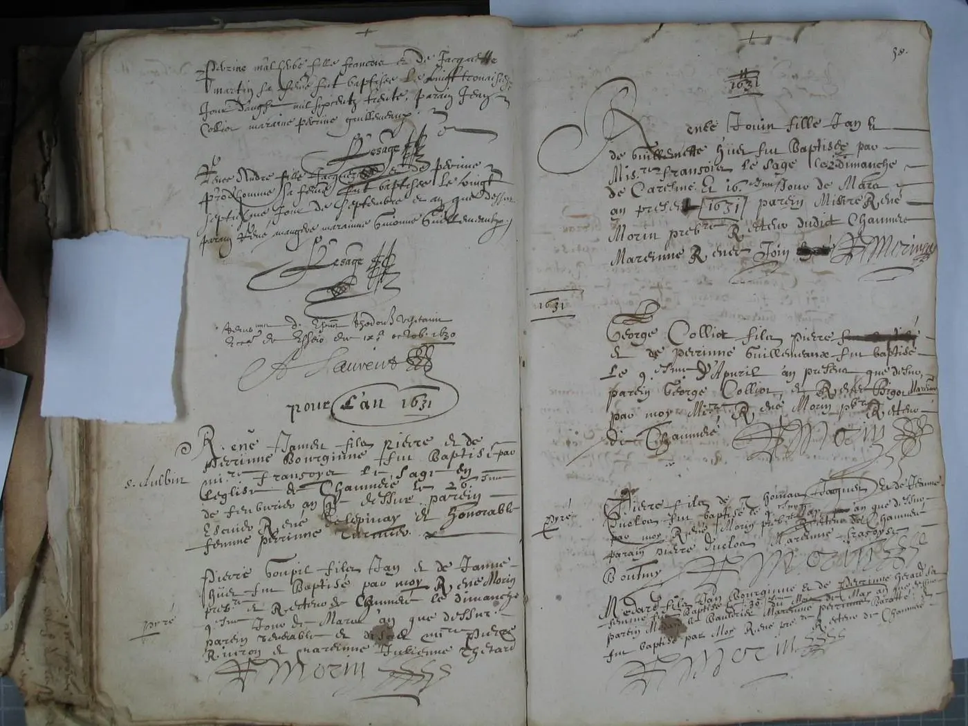 Double page du registre des baptêmes de Chaumeré, année 1631 : à gauche la fin de 1630 puis, sous la mention « pour l'an 1631 », deux baptêmes de février et mars 1631 ; à droite quatre baptêmes d'avril et mai 1631, tous signés « Morin »