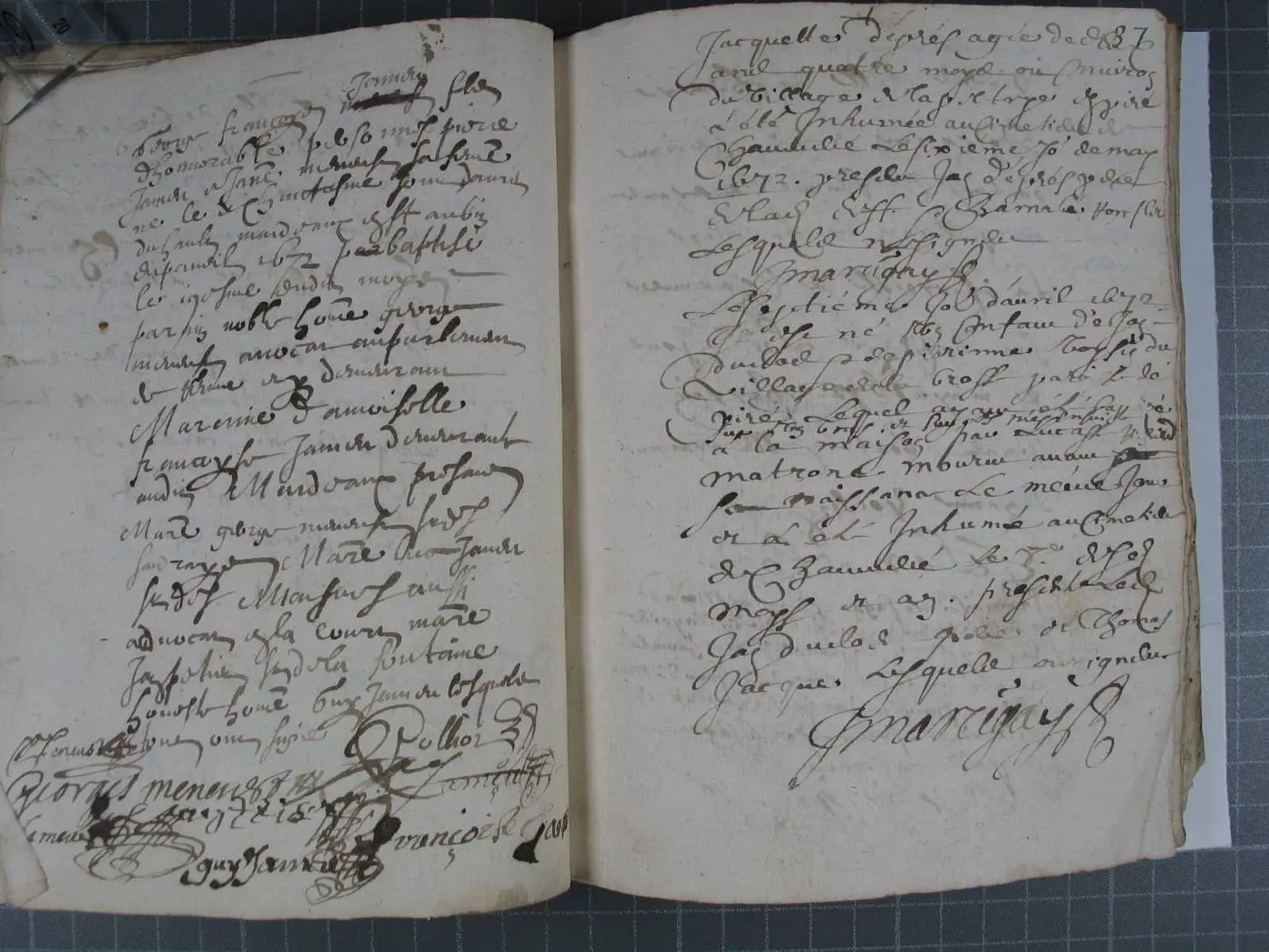 Double page du registre paroissial de Chaumeré, page 37, mai 1672 : à gauche un baptême d'une famille de notables à l'écriture rapide et serrée, rayée et surchargée, avec de nombreuses signatures en bas ; à droite deux inhumations d'enfants de la paroisse de Piré, signées Marigay