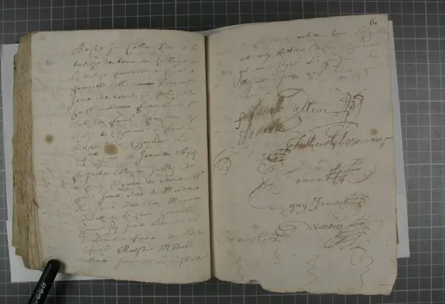 Double page du registre paroissial de Chaumeré, page 61, janvier 1674 : un acte de mariage à l'écriture pâle et de nombreuses signatures