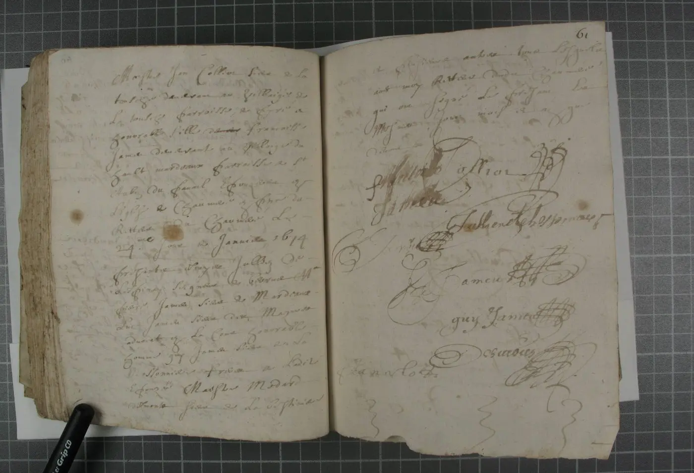 Double page du registre paroissial de Chaumeré, page 61, janvier 1674 : acte de mariage à l'écriture pâle sur la page de gauche, signatures en volutes sur la page de droite