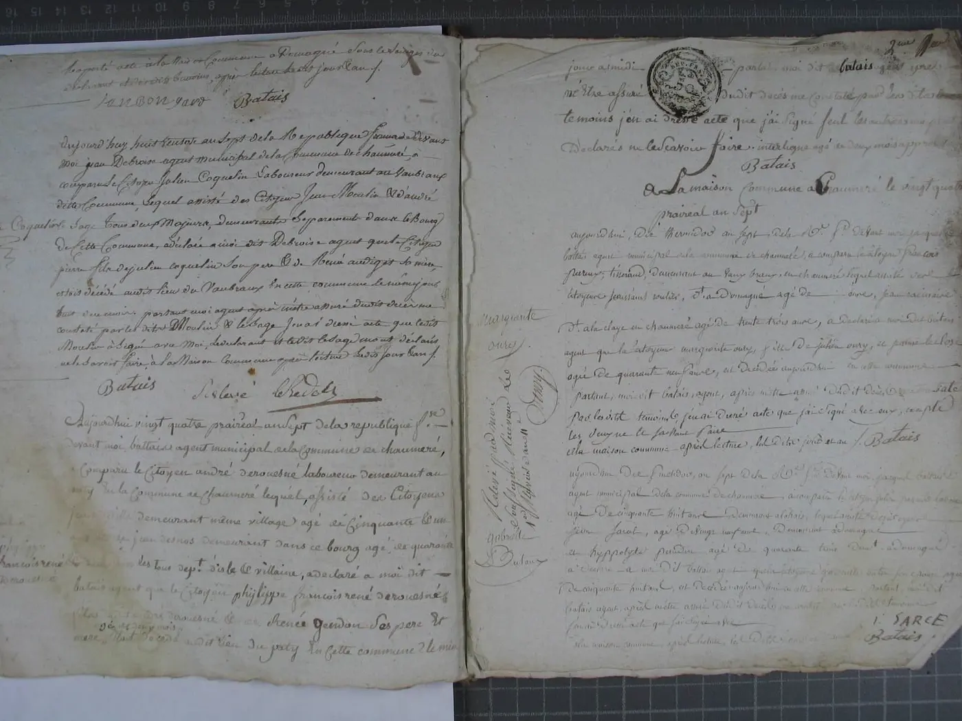 Double page du registre des décès de Chaumeré, an VII : des actes entièrement écrits à la main, un timbre de 50 centimes, signés par l'agent municipal