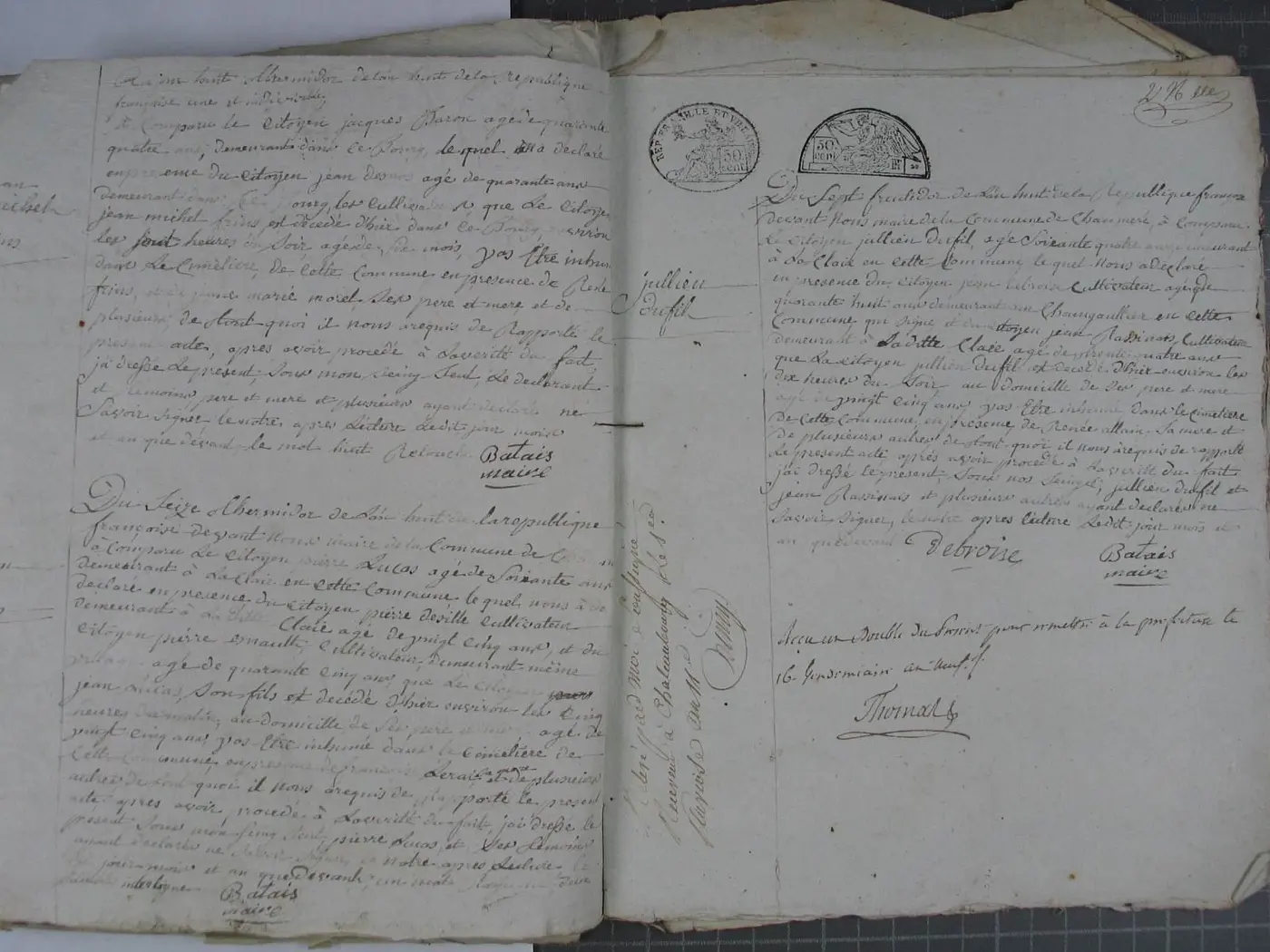 Double page du registre des décès de Chaumeré, an VIII : des actes écrits à la main, dressés devant le maire, et une mention à droite sur un double remis à la préfecture