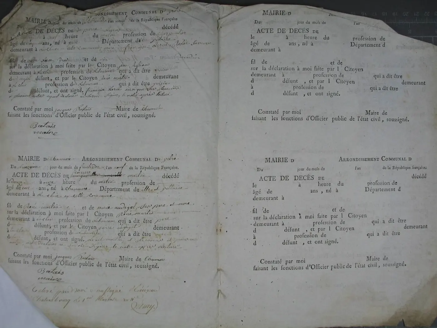 Double page du registre des décès de Chaumeré, an IX : des formulaires imprimés « Mairie de… Acte de décès » à remplir, avec seulement quelques mots écrits à la main