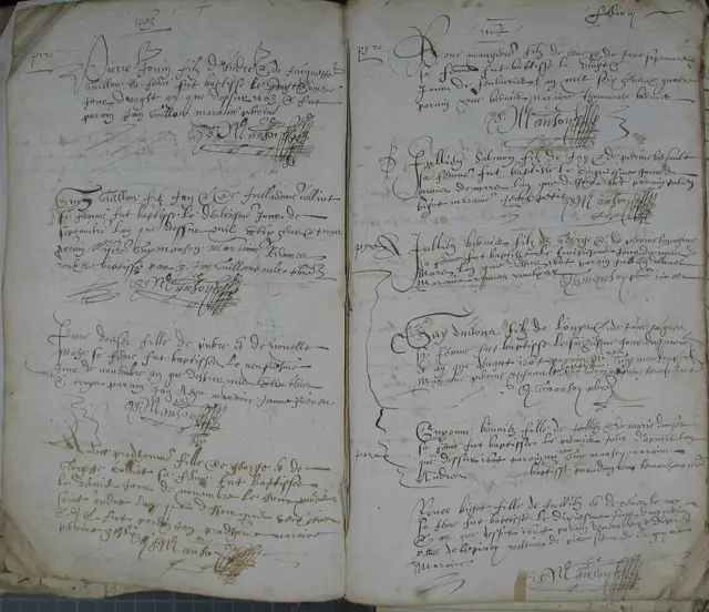 Double page d'un registre de baptêmes de 1603 et 1604, écrit à la plume, chaque acte signé du recteur