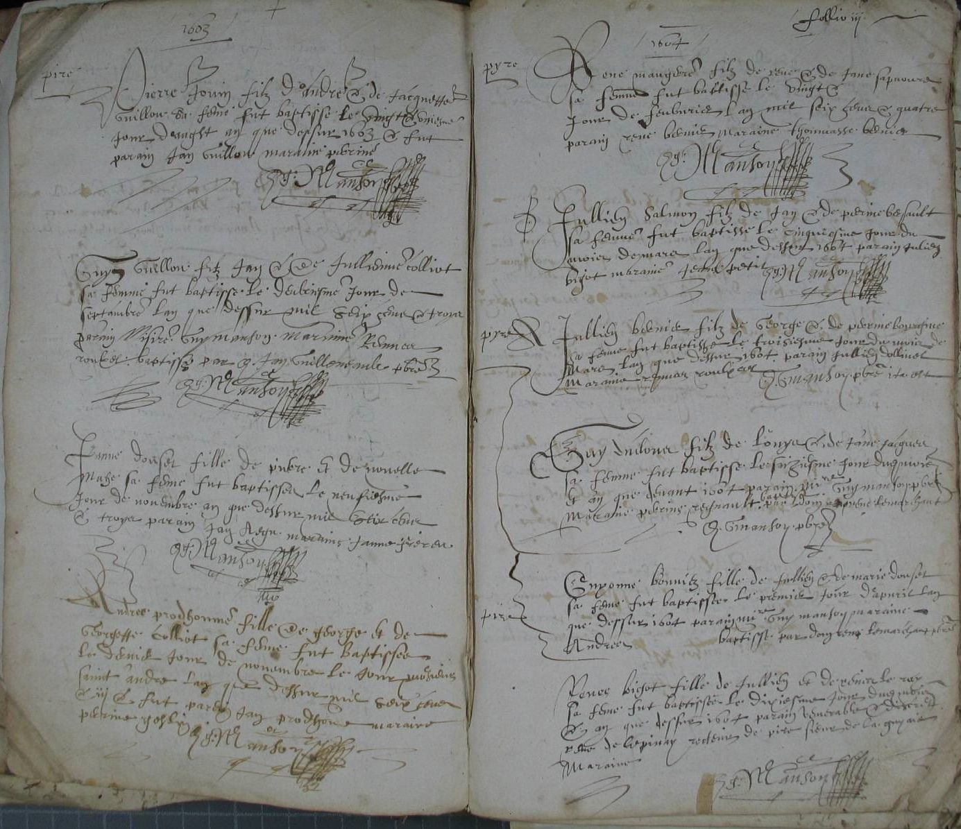 Double page d'un registre de baptêmes de 1603 et 1604, écrit à la plume, chaque acte signé du recteur