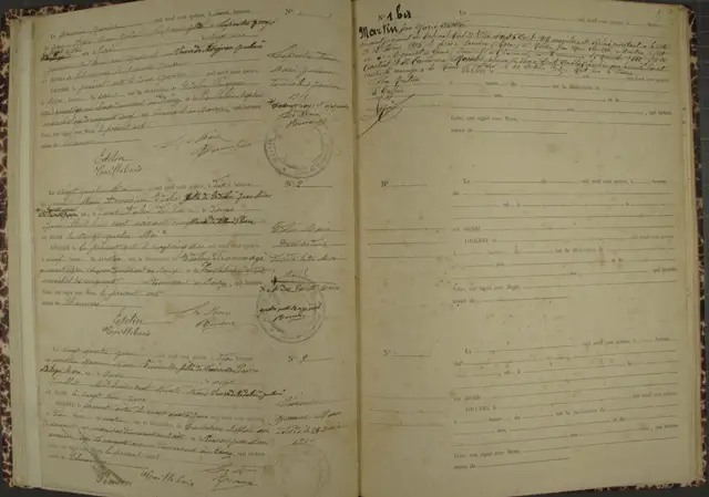 Registre des décès de Chaumeré en 1915 : trois actes à gauche, et à droite la transcription tardive du décès d'un soldat