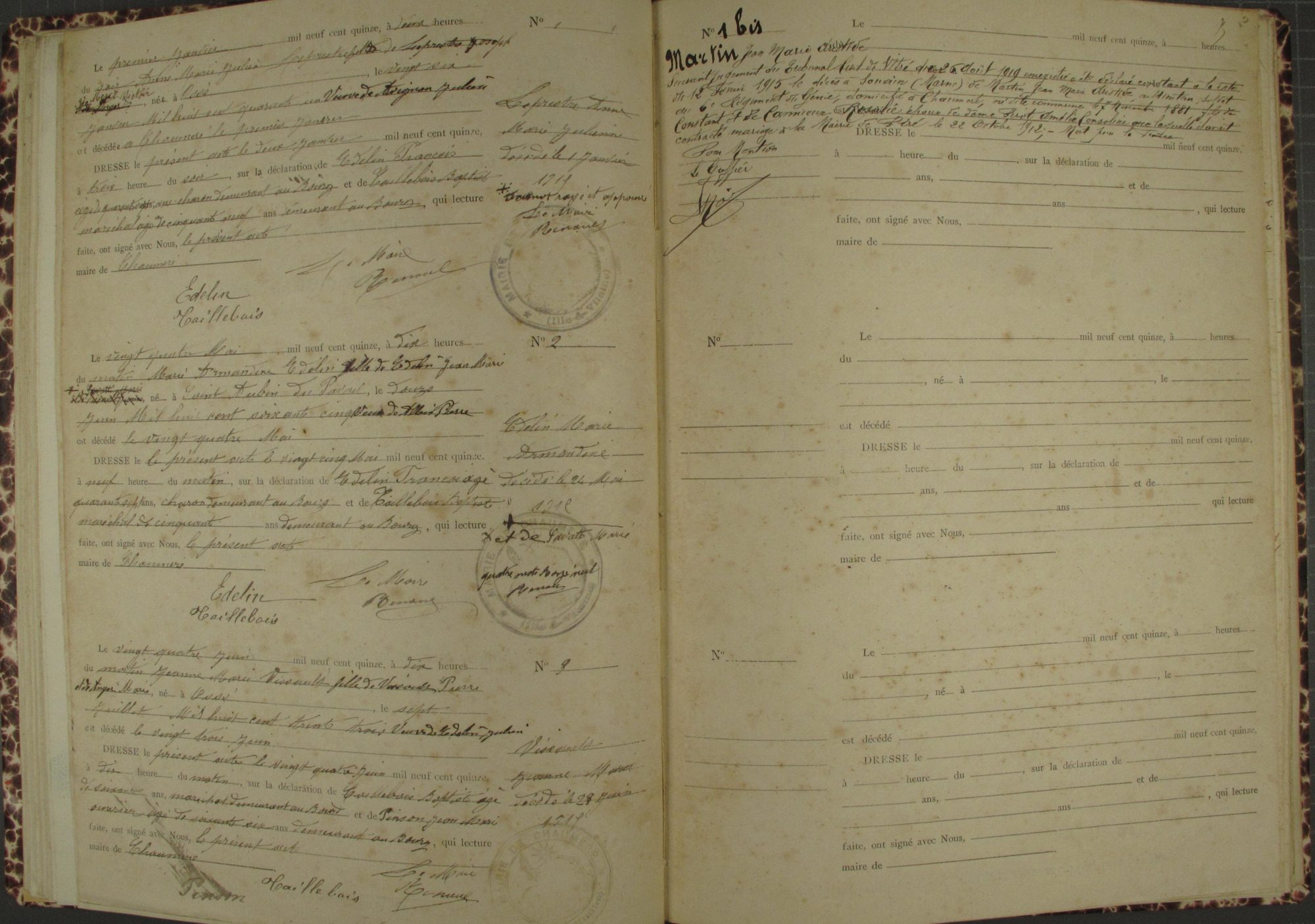 Registre des décès de Chaumeré en 1915 : trois actes à gauche, et à droite la transcription tardive du décès d'un soldat